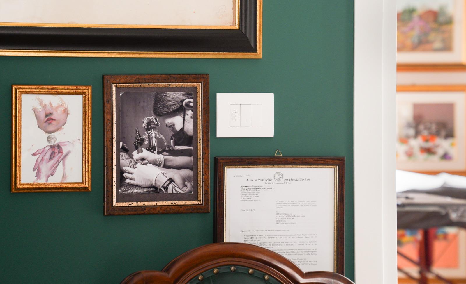 Interno dello studio parete verde petrolio e dipinti