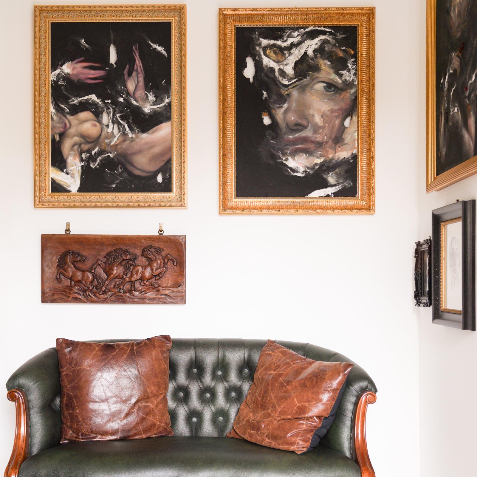 Interno dello Studio con divano in pelle e quadri alle pareti