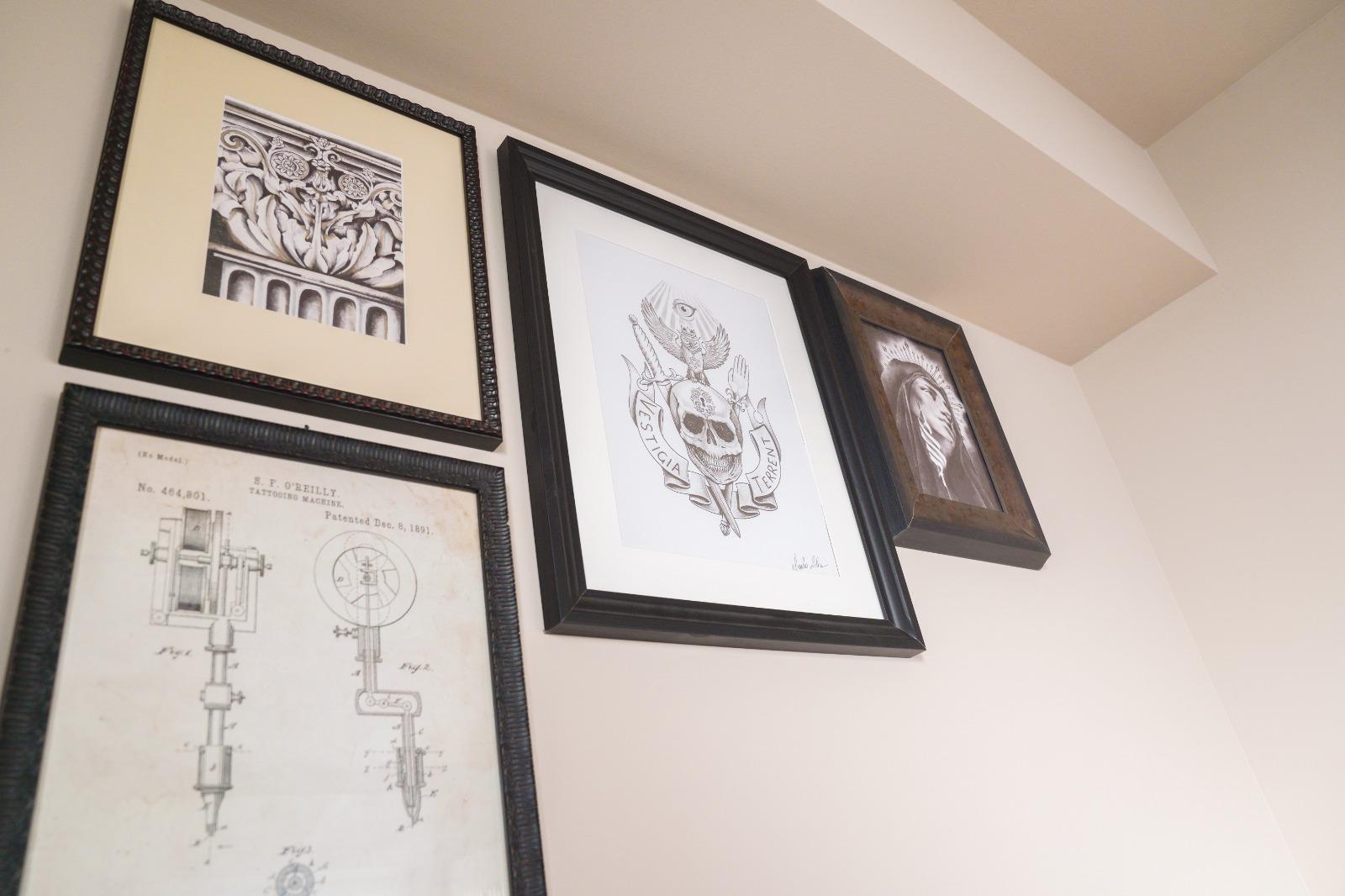 Quadri appesi all'interno dello studio